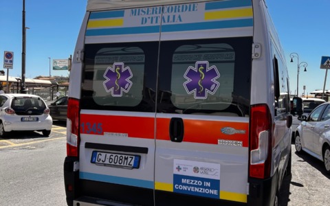 Furgone travolge tavolini alla festa di San Paolo: tre ferite