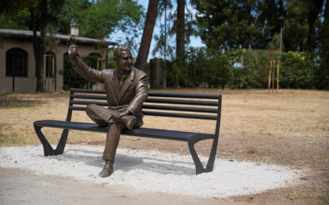 Inaugurata la prima statua di Alberto Sordi a Villa De Sanctis