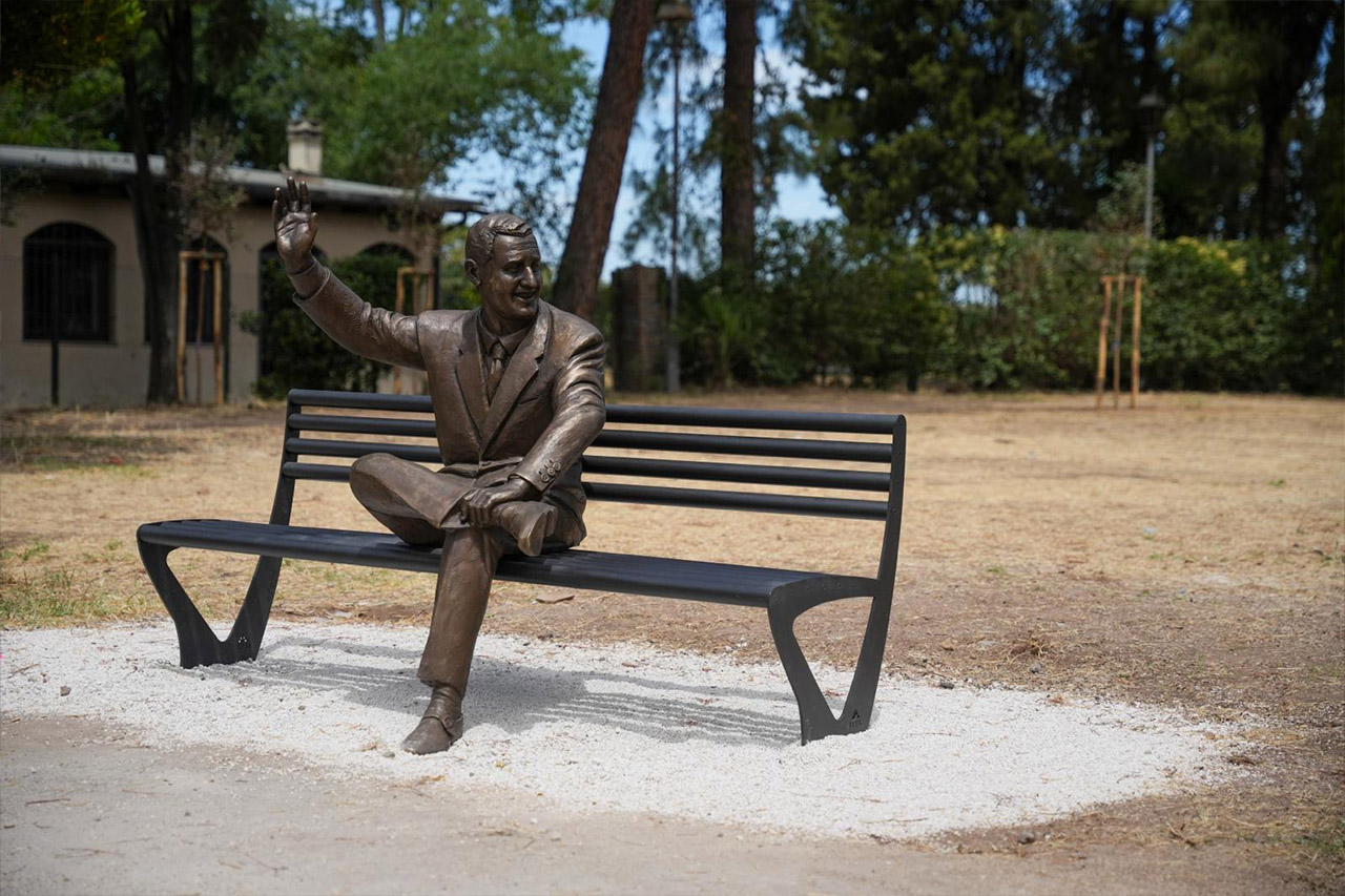 Inaugurata la prima statua di Alberto Sordi a Villa De Sanctis