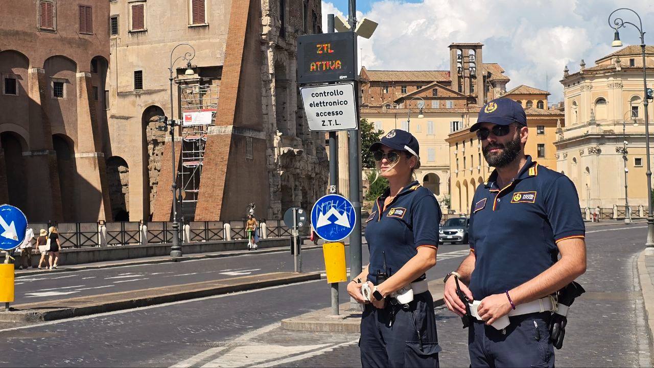 Automobilista denunciato per occultamento targa nella ZTL