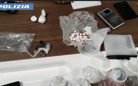 Arrestato spacciatore a Ostia, droga nascosta nel comignolo