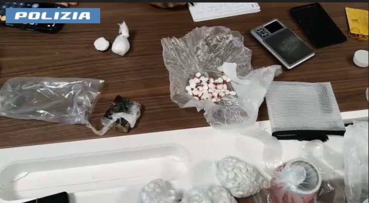 Arrestato spacciatore a Ostia, droga nascosta nel comignolo