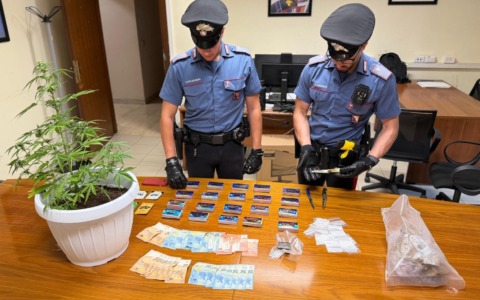 Scoperto un 15enne con 2 kg di hashish: sette arresti a Roma