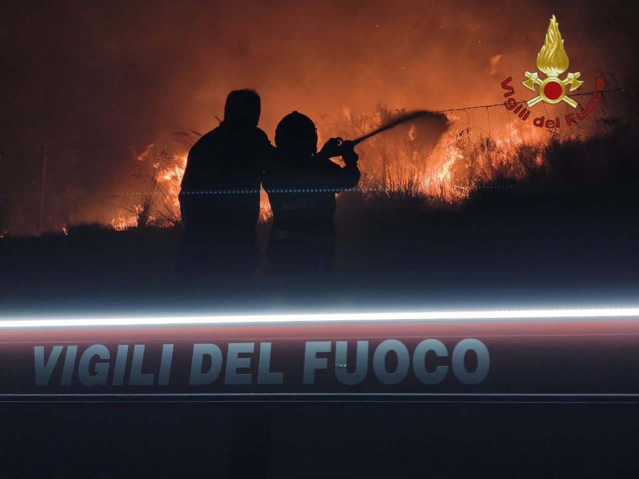 Incendio a Nerola: evacuate nove famiglie e chiusa la Salaria