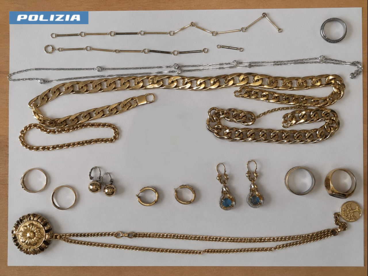 Due trasfertisti denunciati per truffa agli anziani
