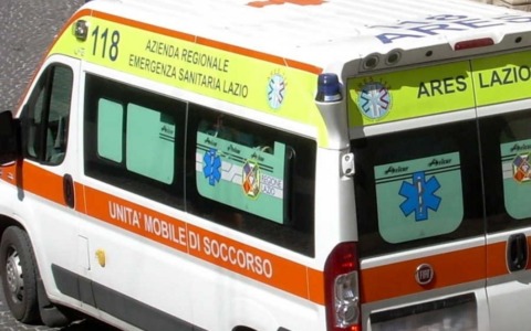 Incidente mortale a Roma: auto si schianta contro un albero