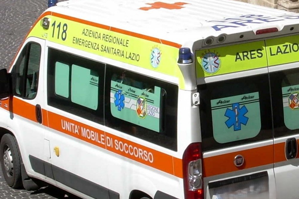 Incidente mortale a Roma: auto si schianta contro un albero