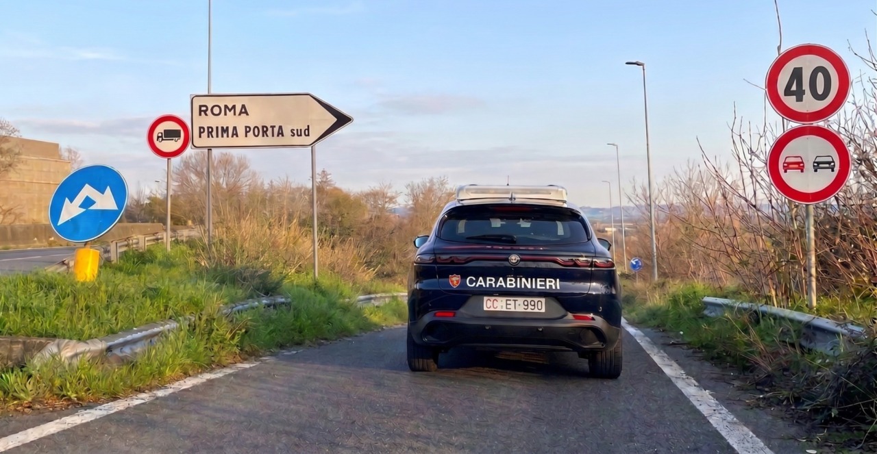 Fingendosi Carabinieri, rapinano un uomo a Prima Porta: arrestati