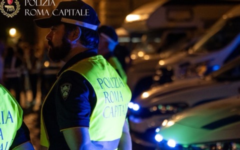 Operazione notturna a Roma: 16 fermi e 10.000 articoli sequestrati