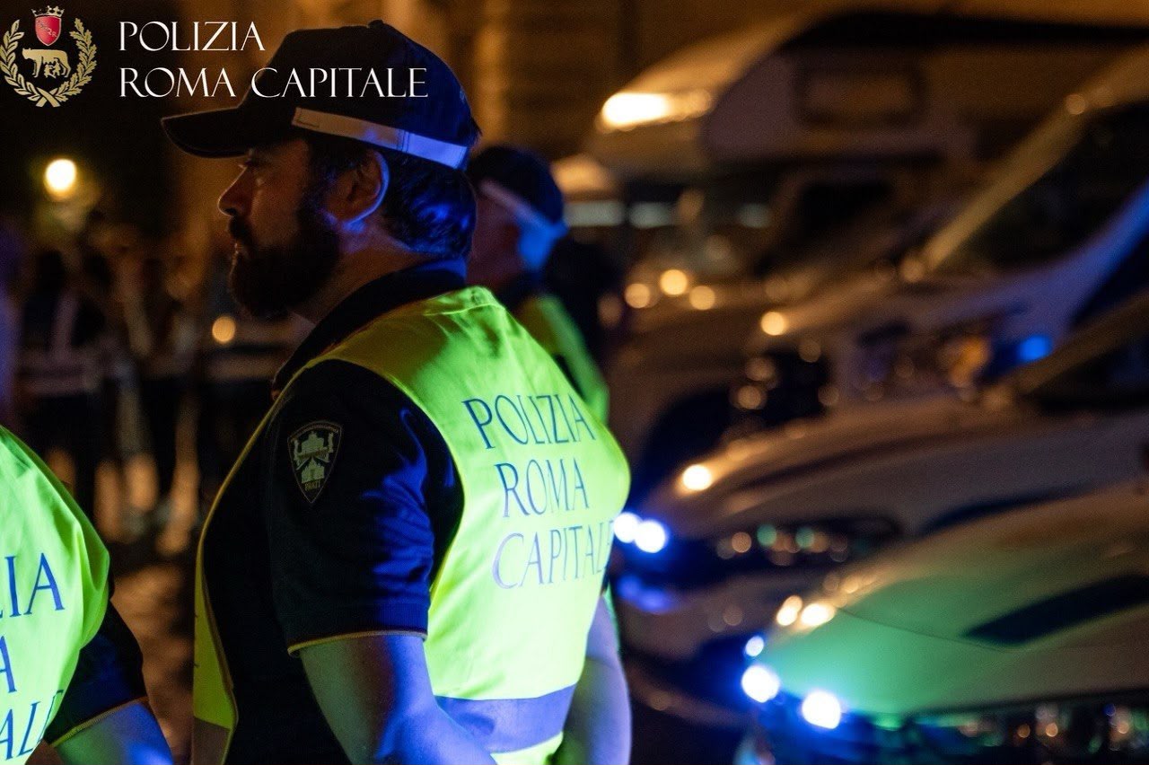 Operazione notturna a Roma: 16 fermi e 10.000 articoli sequestrati