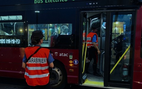 Aggressioni a Roma: bus danneggiato e veicoli colpiti