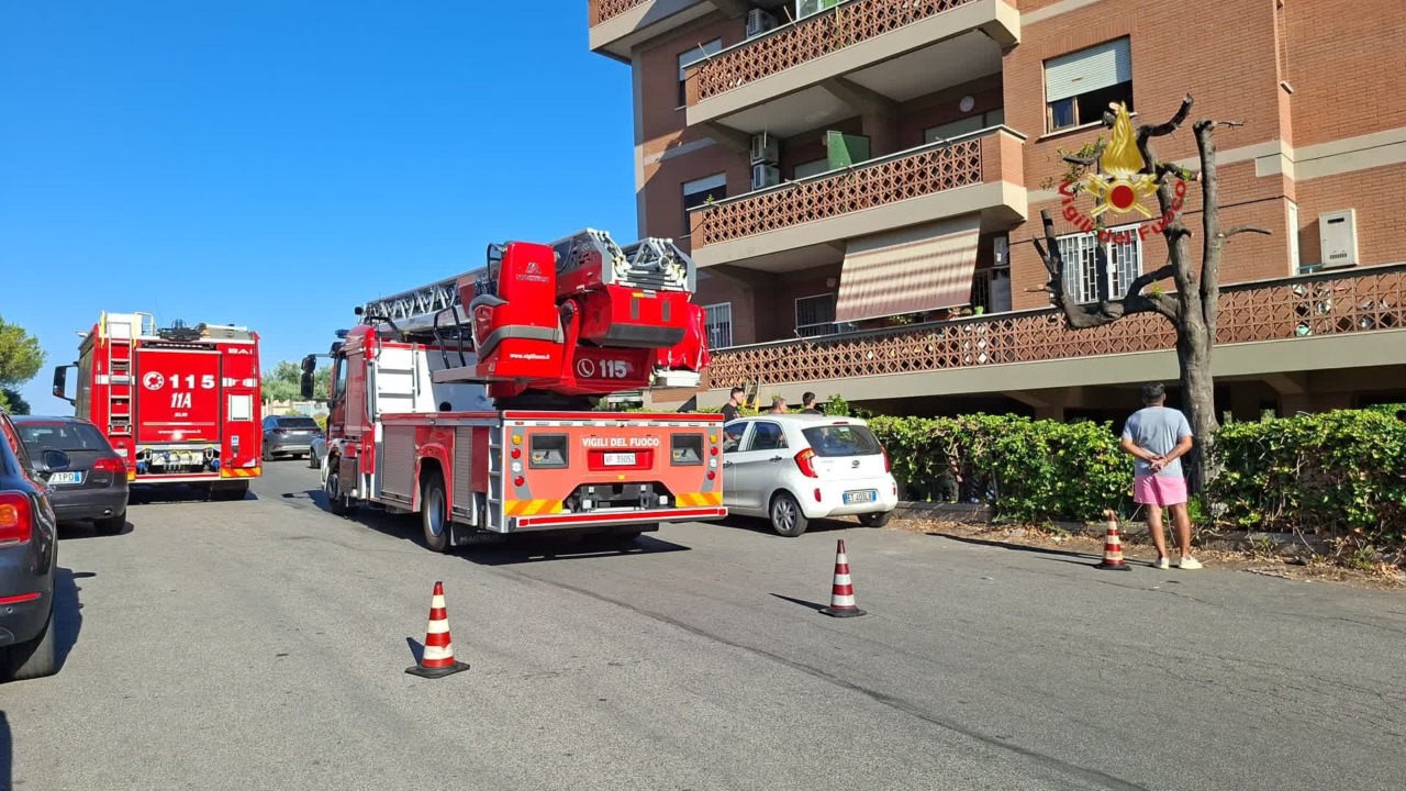 Incendio in palazzina a Roma, quattro persone ricoverate