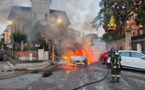 Incendio di un furgone in Viale dell’Università