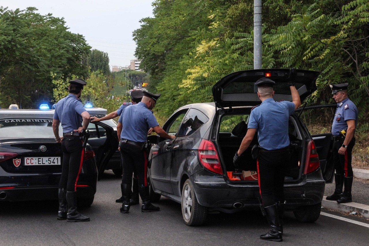 Fuga in auto rubata: arrestati due stranieri a Roma