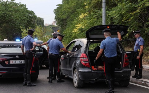 Fuga in auto rubata: arrestati due stranieri a Roma