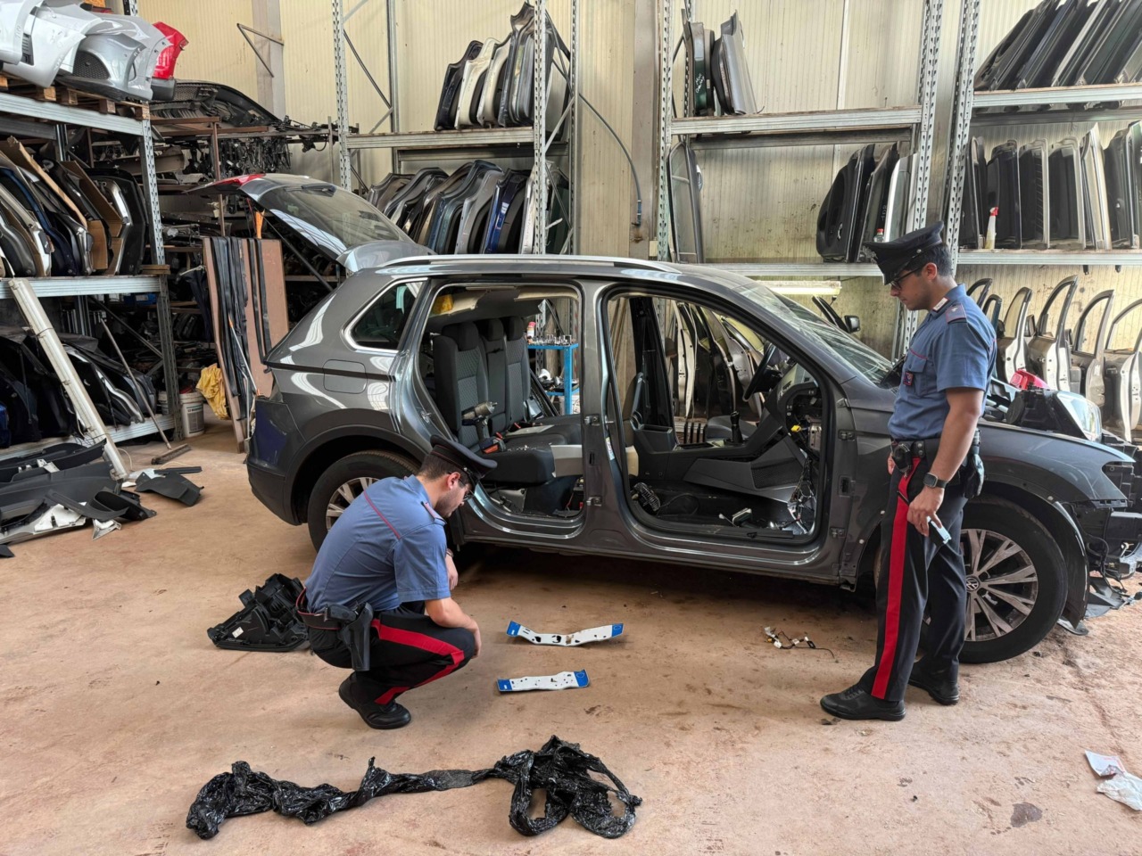 Scoperta officina per ricambi auto rubate, cinque arresti