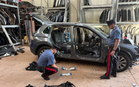 Scoperta officina per ricambi auto rubate, cinque arresti