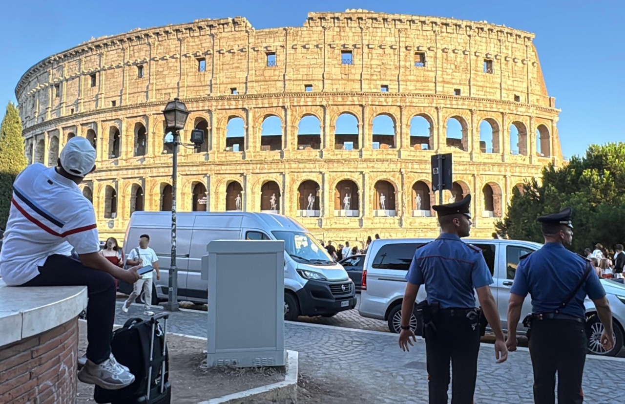 Controlli dei Carabinieri durante il concerto di Ultimo