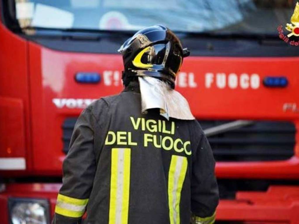 Incendio distrugge un camion a Civitavecchia