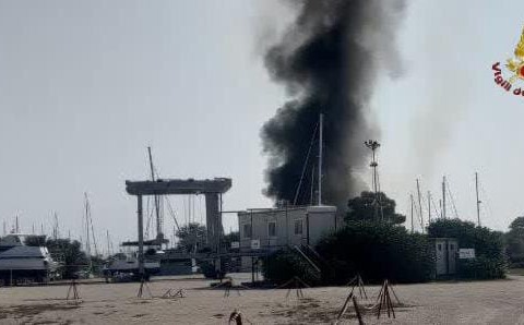 Incendio allo Sporting Beach di Ostia: si indaga su origine dolosa