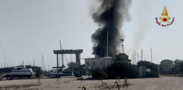 Incendio allo Sporting Beach di Ostia: si indaga su origine dolosa