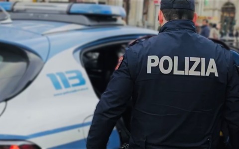 Arrestato automobilista dopo tentato investimento di agenti