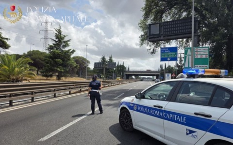 Incendio di sterpaglie blocca il traffico sul Raccordo