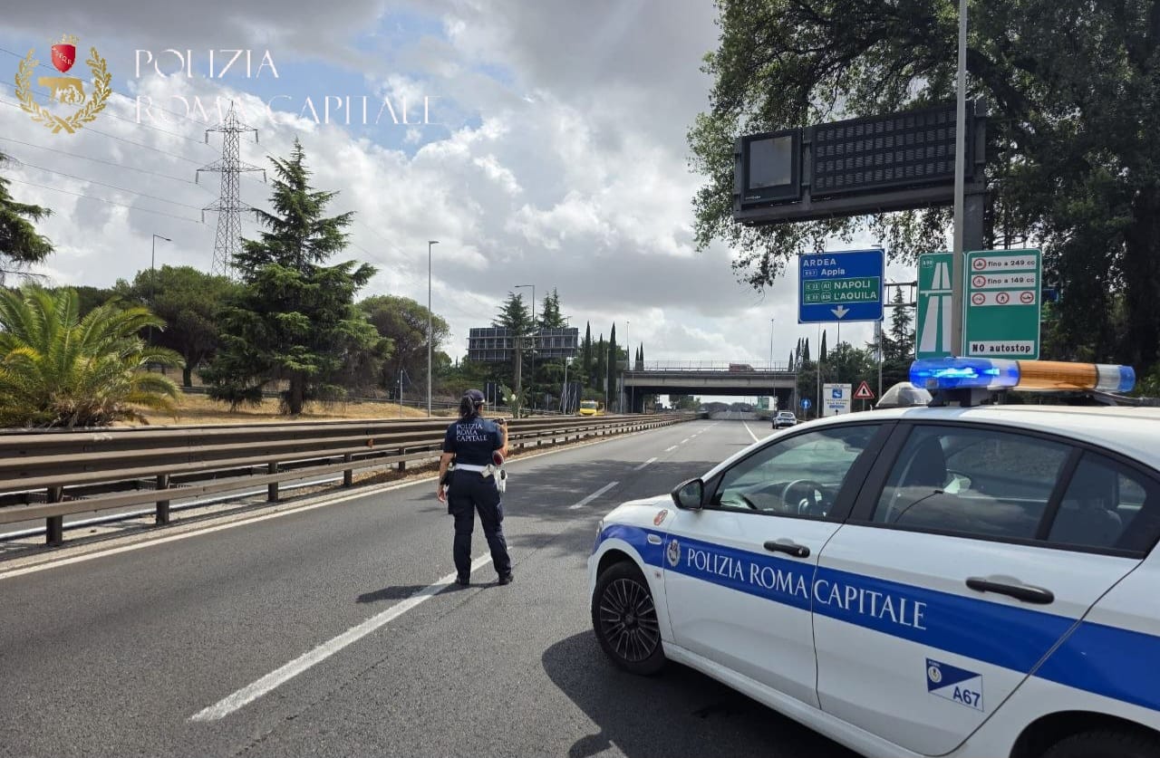 Incendio di sterpaglie blocca il traffico sul Raccordo
