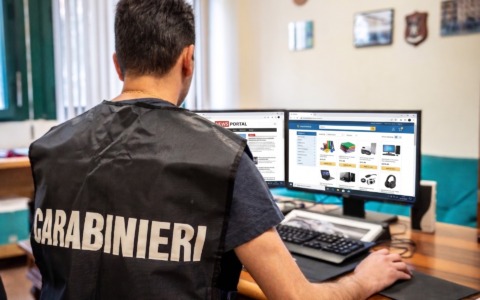 Truffa online da 11mila euro per una console: due denunciati