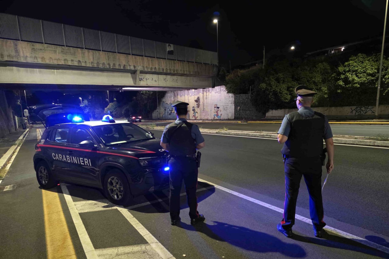 Esplode ordigno davanti a una casa: danneggiate tre auto