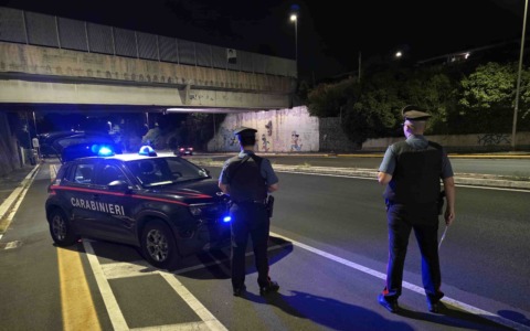Esplode ordigno davanti a una casa: danneggiate tre auto