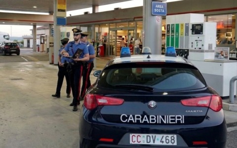 Carte aziendali rubate per il carburante: arrestato 49enne