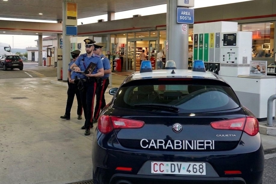 Carte aziendali rubate per il carburante: arrestato 49enne