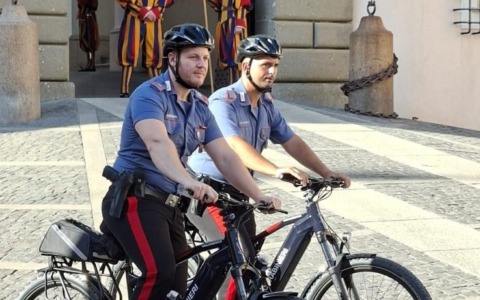A Castel Gandolfo i carabinieri pattugliano in e-bike