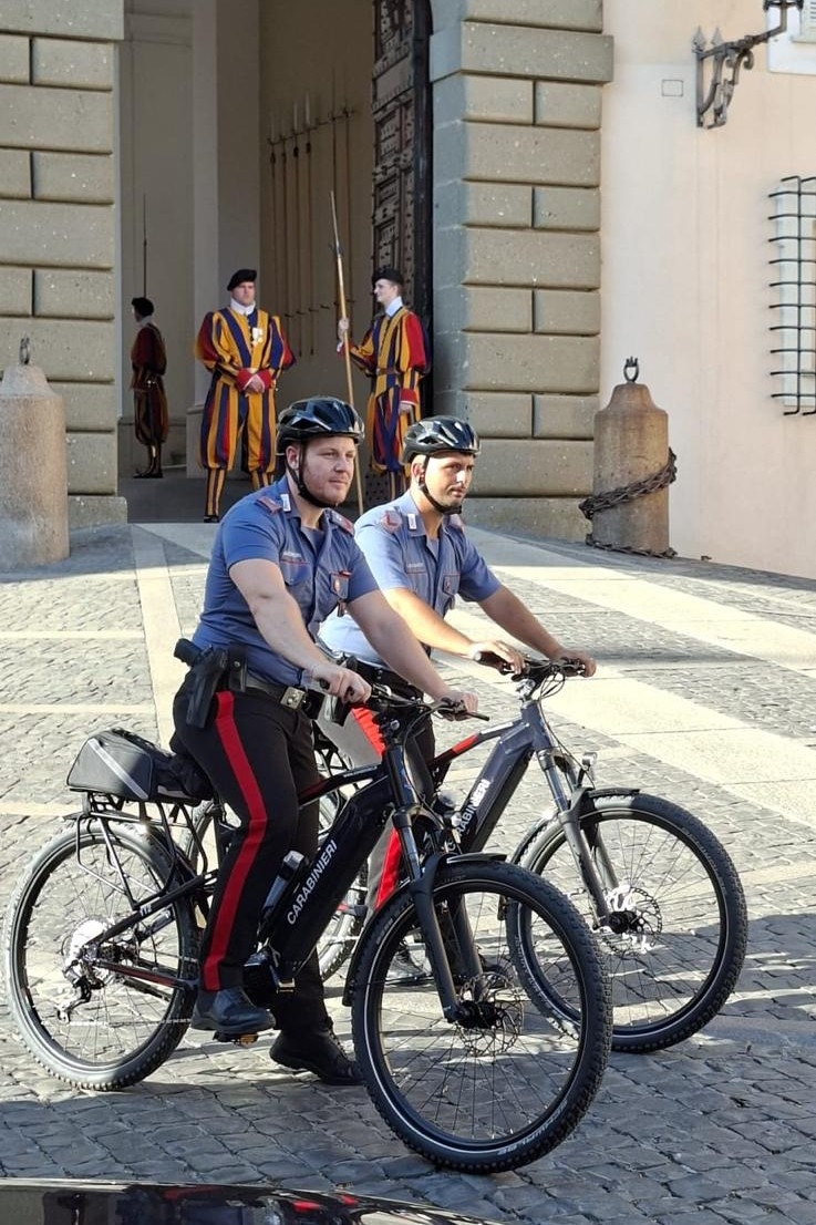 A Castel Gandolfo i carabinieri pattugliano in e-bike