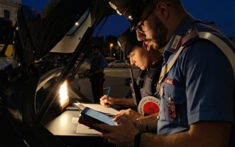 Rovistano in un’auto dopo averne rotto il vetro: due arresti
