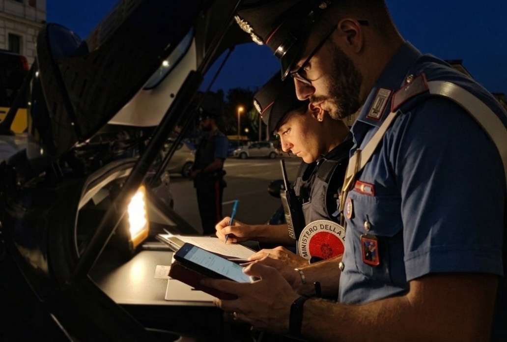 Rovistano in un’auto dopo averne rotto il vetro: due arresti
