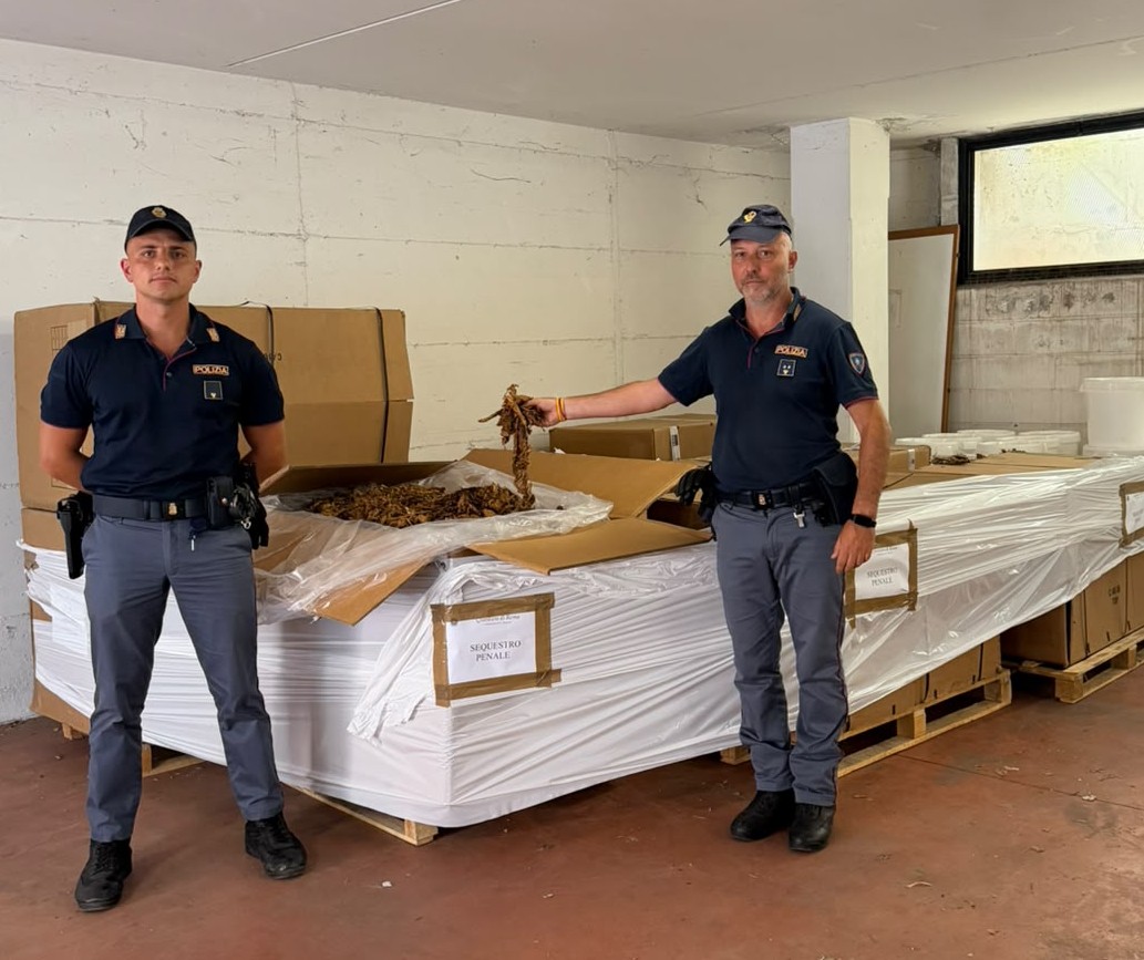 Scoperto deposito illegale: sequestrati 1.350 kg di tabacco