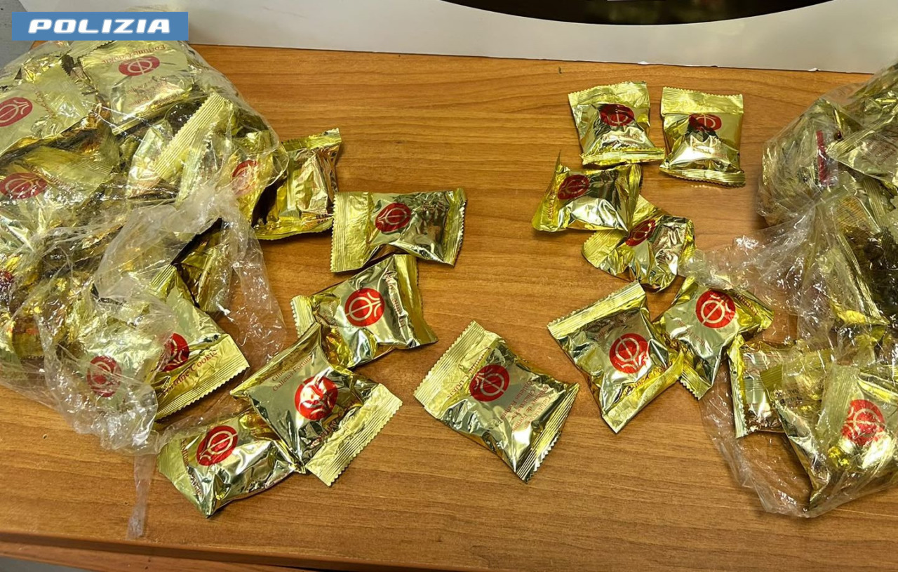 Cocaina nei biscotti della fortuna: arrestata a Fiumicino