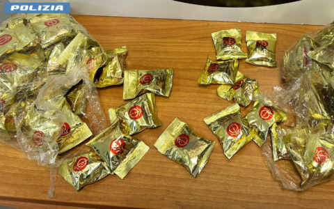 Cocaina nei biscotti della fortuna: arrestata a Fiumicino