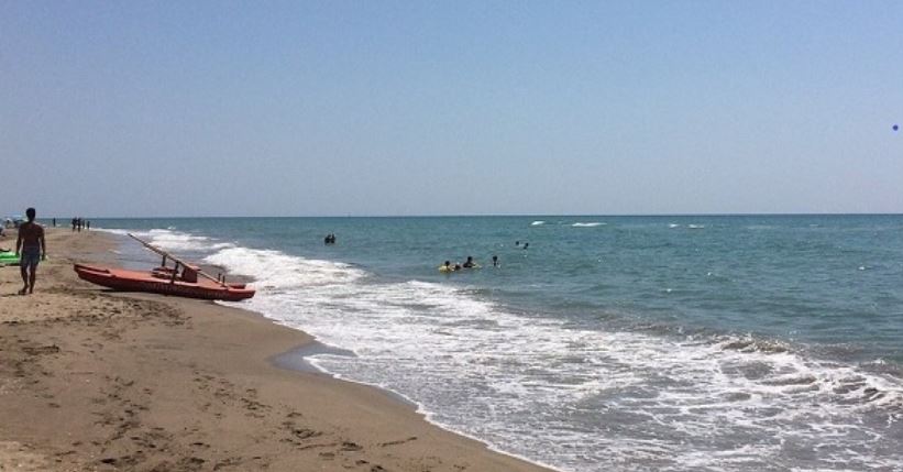 Anzio, bagnino salva tre ragazzi trascinati al largo