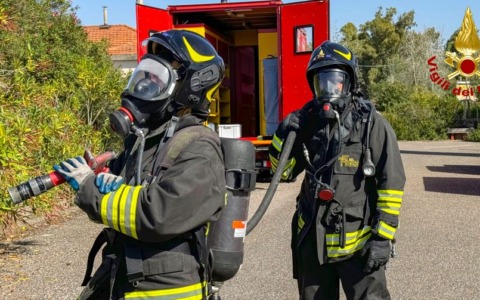 Tre incendi a Roma: evacuata una palazzina, Pontina chiusa