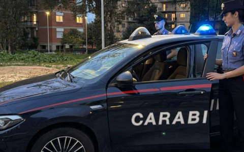 Esplosione davanti a un condominio: danneggiato il cancello