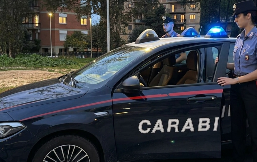Esplosione davanti a un condominio: danneggiato il cancello