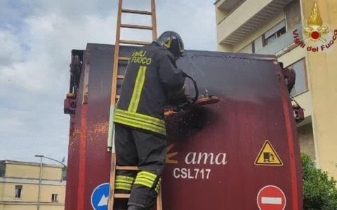 Incendio su un compattatore AMA in via Oriani: nessun ferito
