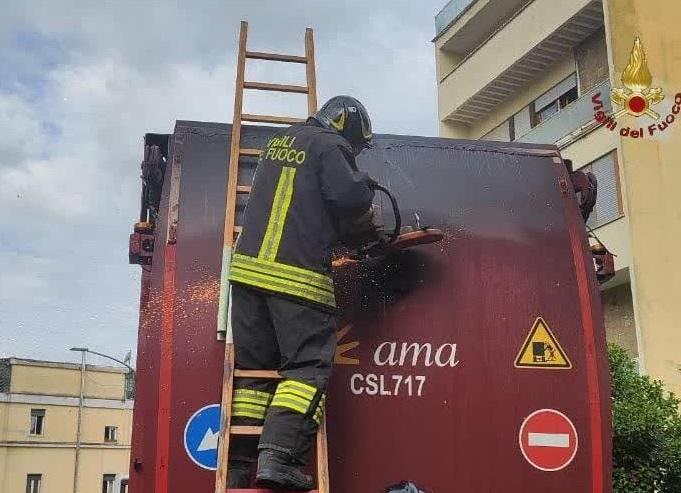 Incendio su un compattatore AMA in via Oriani: nessun ferito