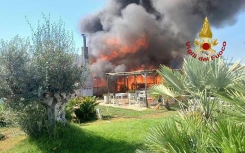 Incendio a “La Rambla”, paura sulla spiaggia di Maccarese