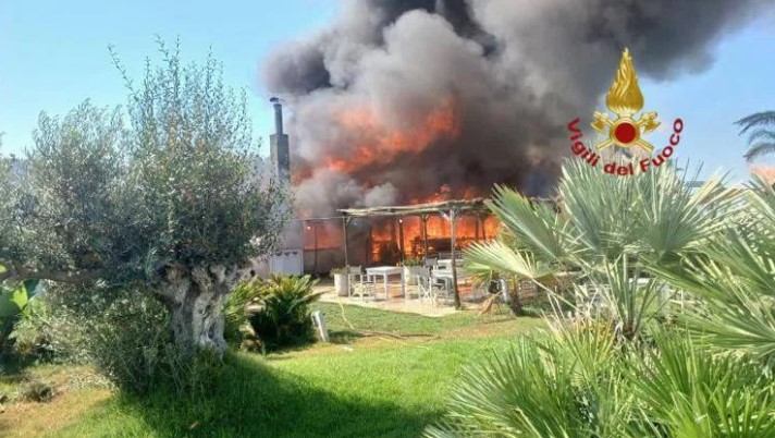 Incendio a “La Rambla”, paura sulla spiaggia di Maccarese