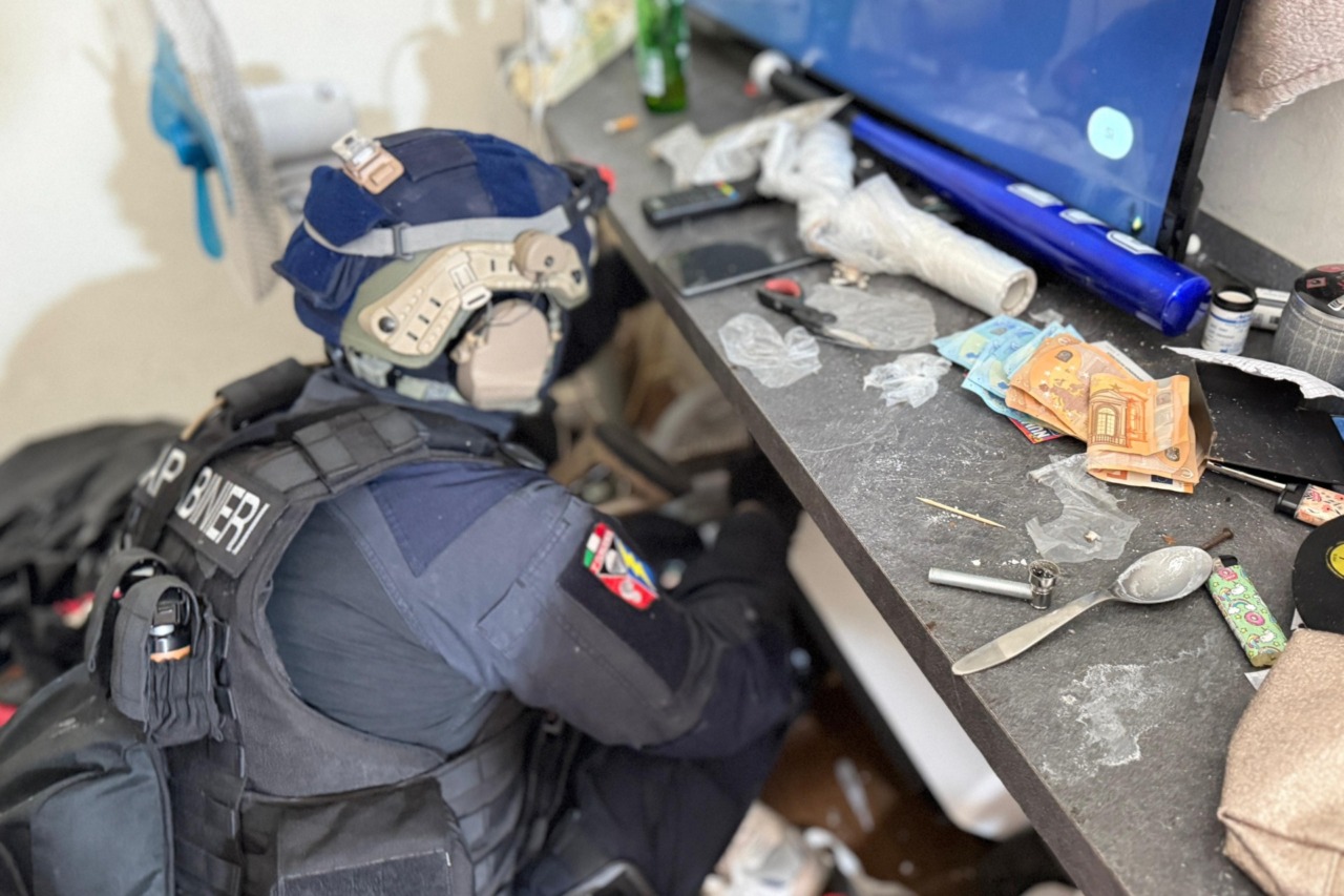 Blitz anti-spaccio a Ostia e Acilia: 9 arresti e 12 mila euro sequestrati