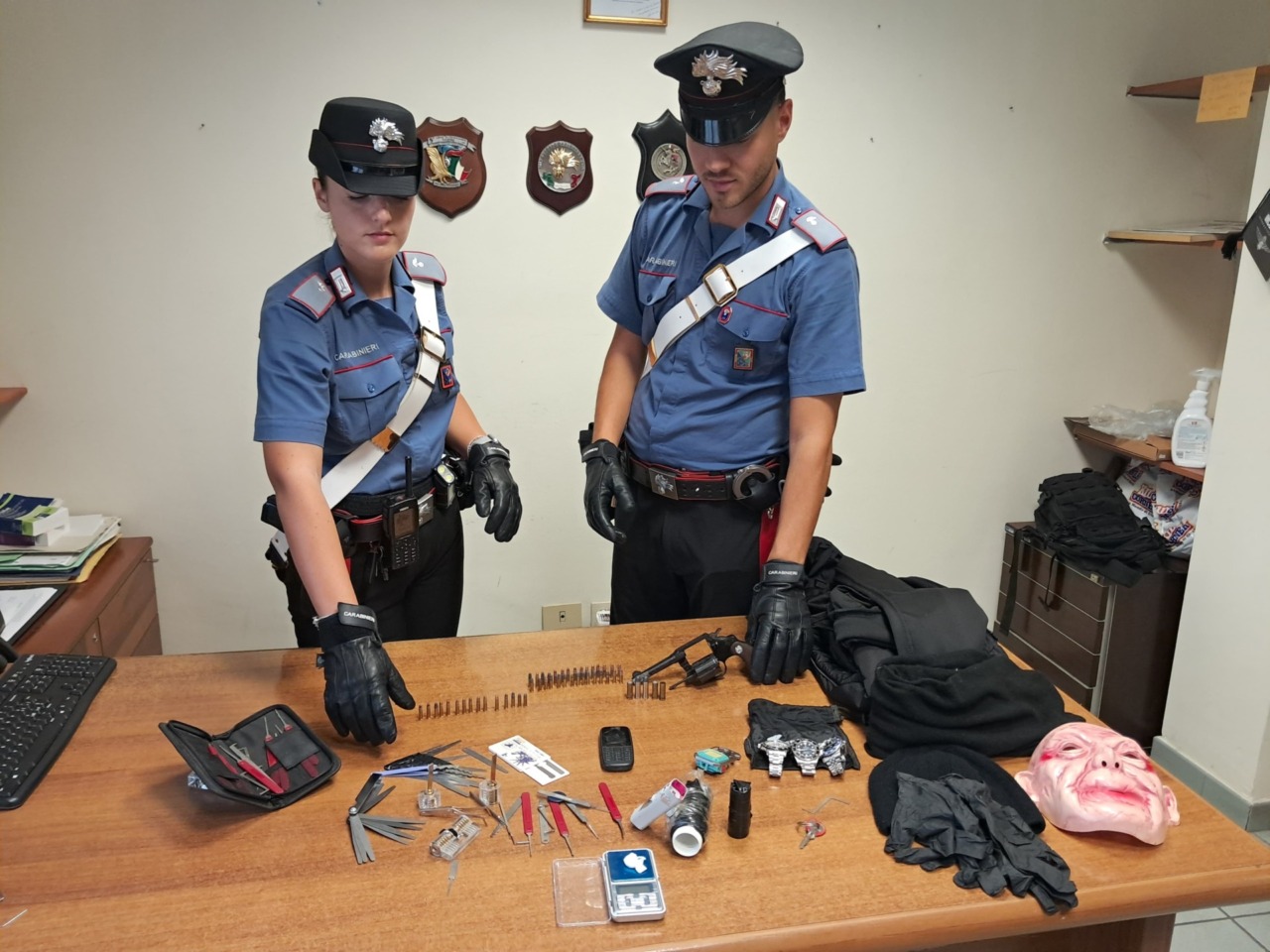 Acilia, revolver rubato e kit per rapine in casa: arrestato